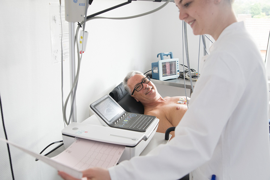 Ärztin wertet EKG-Aufzeichnung aus Ärztin wertet EKG-Aufzeichnung aus